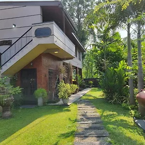 Edwin's Airport Garden Bed & Breakfast Negombo